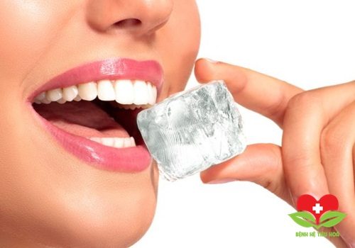 Chườm trực tiếp túi nước lạnh vào chỗ đau Chườm trực tiếp túi nước lạnh vào chỗ đau